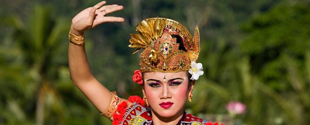 Dansende kvinde i Indonesien