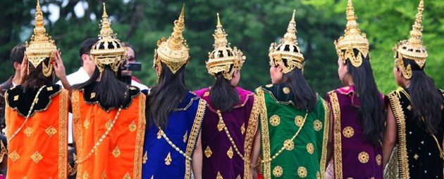 Unge piger if�rt ceremonielle dragter og hovedbekl�dning, Laos 