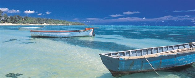 Sm� b�de ligger fort�jet i Mauritius' klare vand