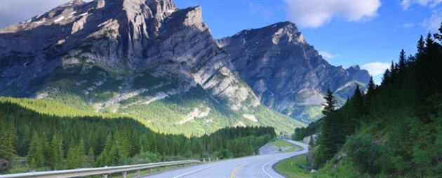 Vejen snor sig igennem det smukke landskab i Canada