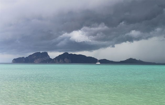 Uvejr over Koh Mook og fastlandet, Koh Kradan, Thailand, februar 2012 Uvejr over Koh Mook og fastlandet, Koh Kradan, Thailand, februar 2012