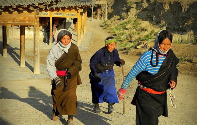 Tibetanske kvinder cirkulerer om Labrang Klostret i Xiahe, Gansu-provinsen i Kina Tibetanske kvinder cirkulerer om Labrang Klostret i Xiahe, Gansu-provinsen i Kina
