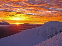 Solopgang fra toppen af Cotopaxivulkanen i Ecuador
