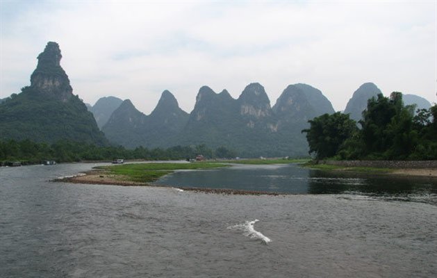 Li-river på vej fra Guilin til Yangshuo i Kina Li-river på vej fra Guilin til Yangshuo i Kina