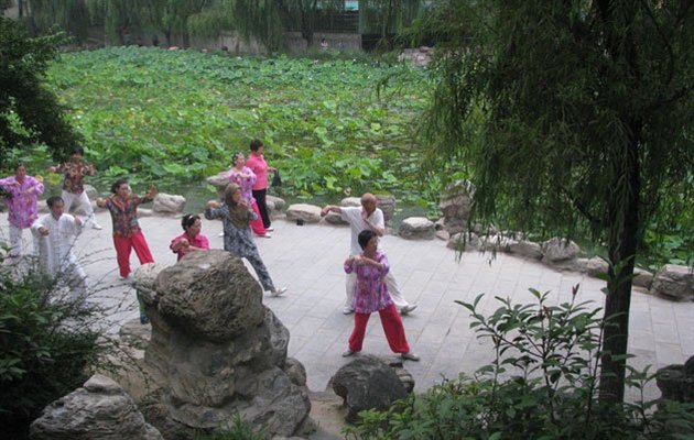 Morgengymnastik i en park i Xian, Kina. Morgengymnastik i en park i Xian, Kina.