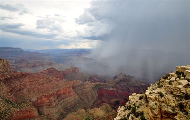 Regnbyge trækker ind over Grand Canyon, South Rim, Arizona Regnbyge trækker ind over Grand Canyon, South Rim, Arizona