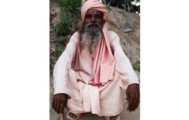 Inder i Agra ved udsigten til Taj Mahals Inder i Agra ved udsigten til Taj Mahals