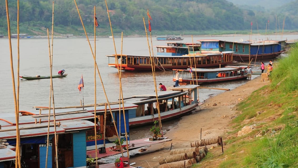 Med slowboat i Laos