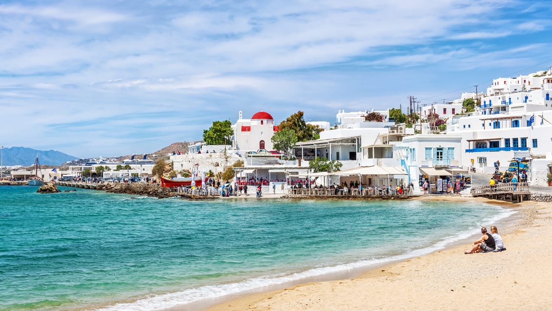 Stranden tæt ved havnen i Mykonos, Grækenland
