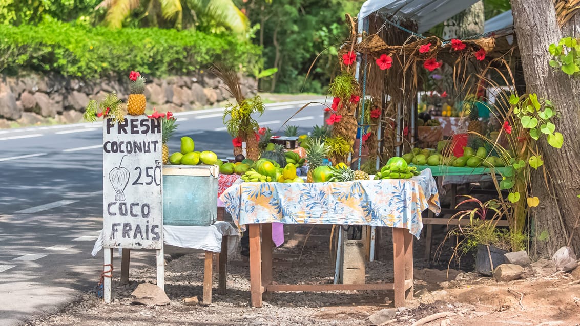 Tropisk frugt til salg langs vejen