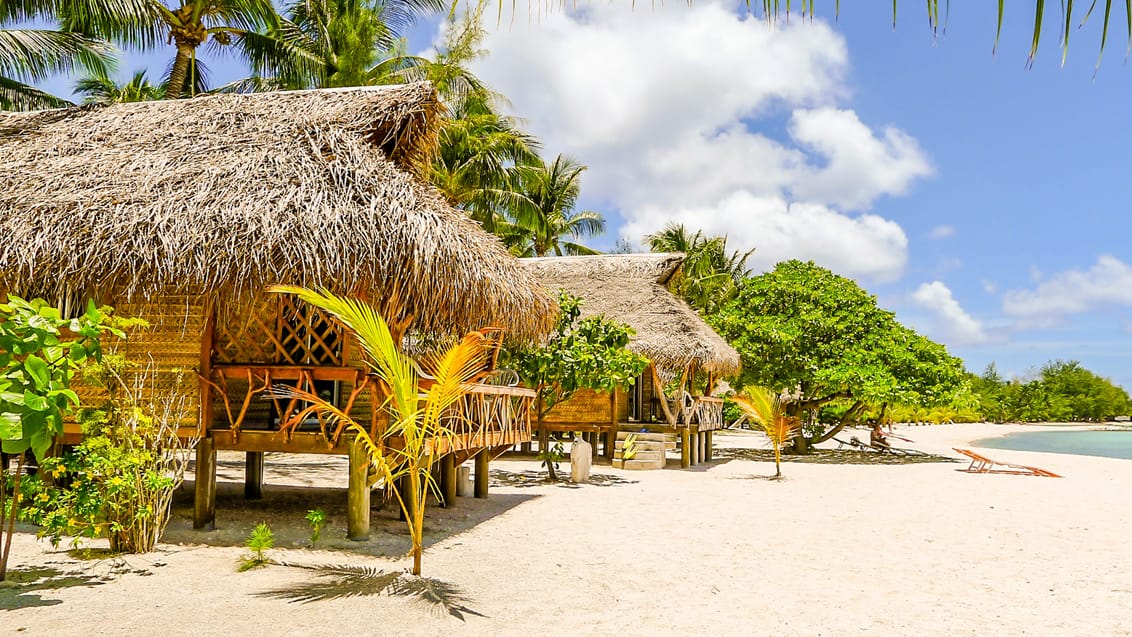 Tikehau Village ligger ud til øens lagune, med en smuk bounty-strand. Resortet består af blot ni bungalows, som alle har egen terrasse med udsigt til den hyggelige have og den smukke lagune
