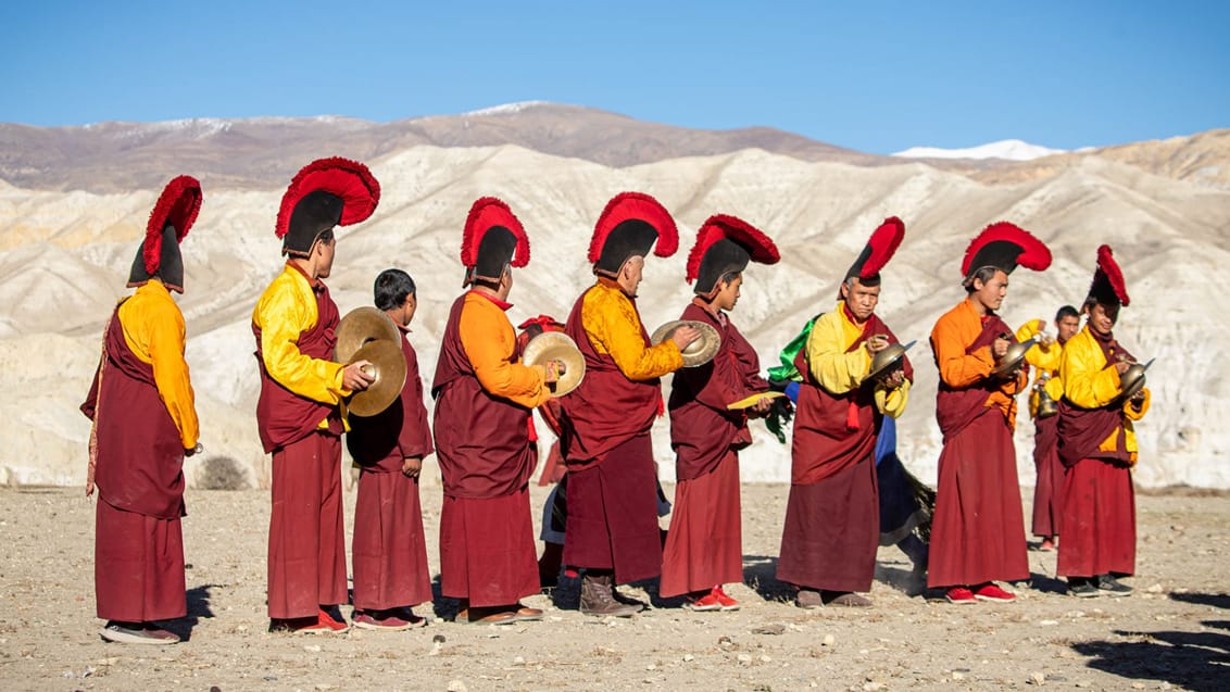 Byens munke gør klar til musik uden for Lo Manthang