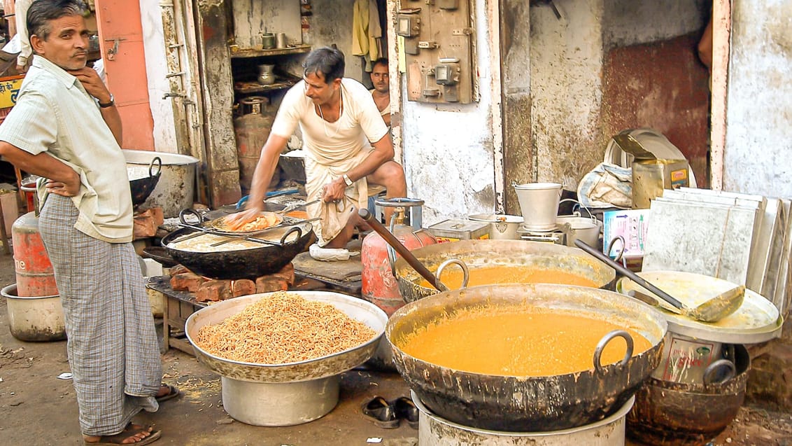 Gadekøkken i den gamle bydel af Delhi