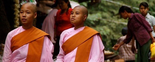 Burmesiske nonner på indkøb, nord for Mandalay, Myanmar