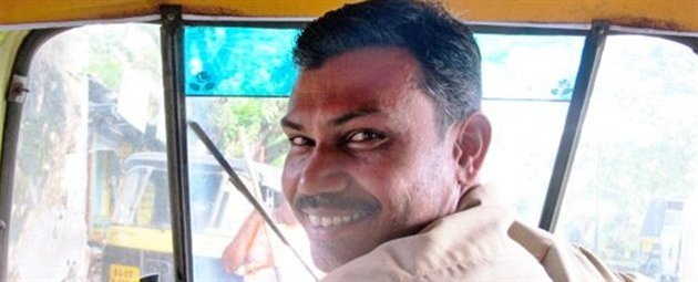 Lokal taxichauffør i Mumbai i Indien