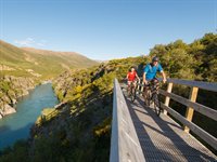 Naturen omkring Central Otago er kendetegnet ved bløde bakker, flade plateauer og enkelte skarpe klipper, som hist og her stikker op af græsset. Terrænet er ikke voldsomt kuperet og de steder, der ska