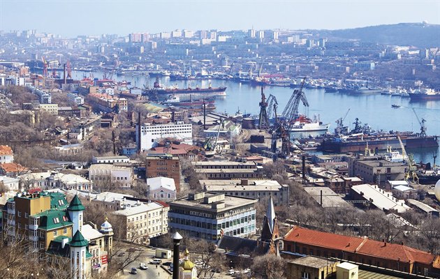 Den travle havneby Vladivostok