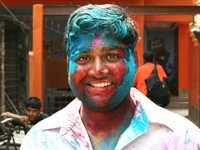Mand i gang med Holi festival, Indien Mand i gang med Holi festival, Indien