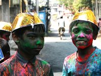 Drenge leger med farver under Holifestival i Indien Drenge leger med farver under Holifestival i Indien