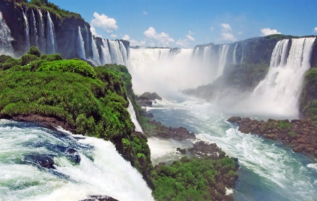 Imponerende Iguazu som både kan opleves fra Argentina og Brasilien