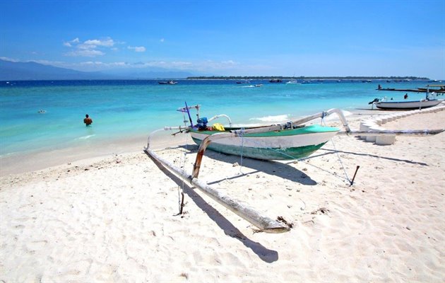 Azurblåt hav og kridhvide strand findes overalt på Gili-øerne