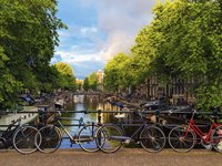 Cykler på en bro ved kanalerne i Amsterdam, Holland