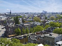 Amsterdam skyline med kanaler i forgrunden