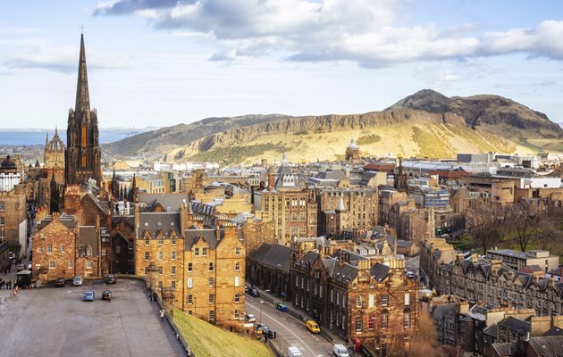 Edinburghs old town med Arthurs seat i baggrunden