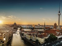 Solnedgang over Berlin med TV-tårnet i baggrunden