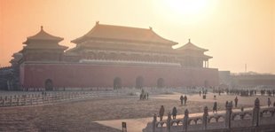 Solnedgang over den forbudte by