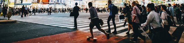 Lyskrydset ved Shibuya togstation i Tokyo går for at være en af verdens travleste. I myldretiden krydser flere tusinder mennesker krydset, når der bliver grønt Lyskrydset ved Shibuya togstation i Tokyo går for at være en af verdens travleste. I myldretiden krydser flere tusinder mennesker krydset, når der bliver grønt