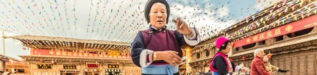Du føler virkelig, du er ankommet til Tibet, da du befinder dig på et høj-plateau omgivet af bjerge, tibetanere og buddhistiske templer Du føler virkelig, du er ankommet til Tibet, da du befinder dig på et høj-plateau omgivet af bjerge, tibetanere og buddhistiske templer