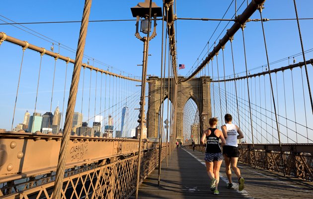 Brooklyn Bridge med North Brooklyn runners, New York