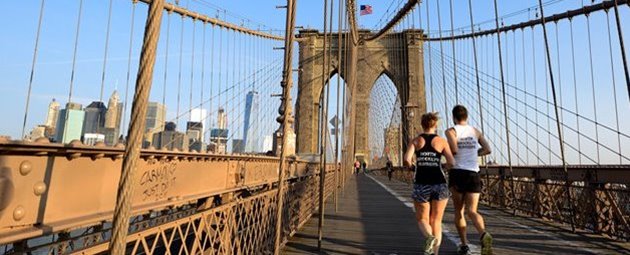 Brooklyn Bridge med North Brooklyn runners, New York