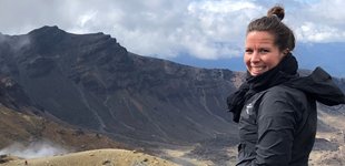 Sabine på tur ved Tongariro Crossing