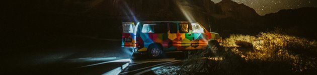 Du kan nemt rejse op til 4 personer sammen i en backpackercamper - der kan tilkøbes en rootop, som huser 2 ekstra personer Du kan nemt rejse op til 4 personer sammen i en backpackercamper - der kan tilkøbes en rootop, som huser 2 ekstra personer