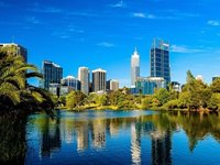 Perth skyline og Swan River