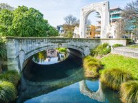 Bridge of Remembrance over Avon River i Christchurch