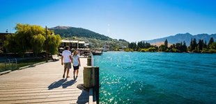 Queenstown ligger smukt ved bredden af Lake Wakatipu