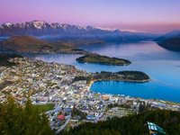 Queenstown ligger smukt ved bredden af Lake Wakatipu