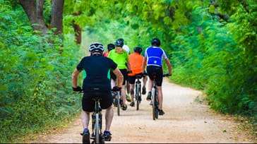 På cykeltur på de smalle stier i Sri Lanka