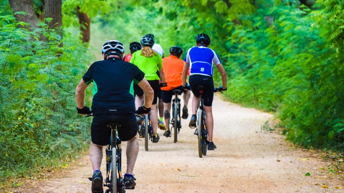 På cykeltur på de smalle stier i Sri Lanka