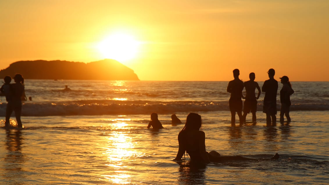 Solnedgang fra Playa Espadilla i Manuel Antonio