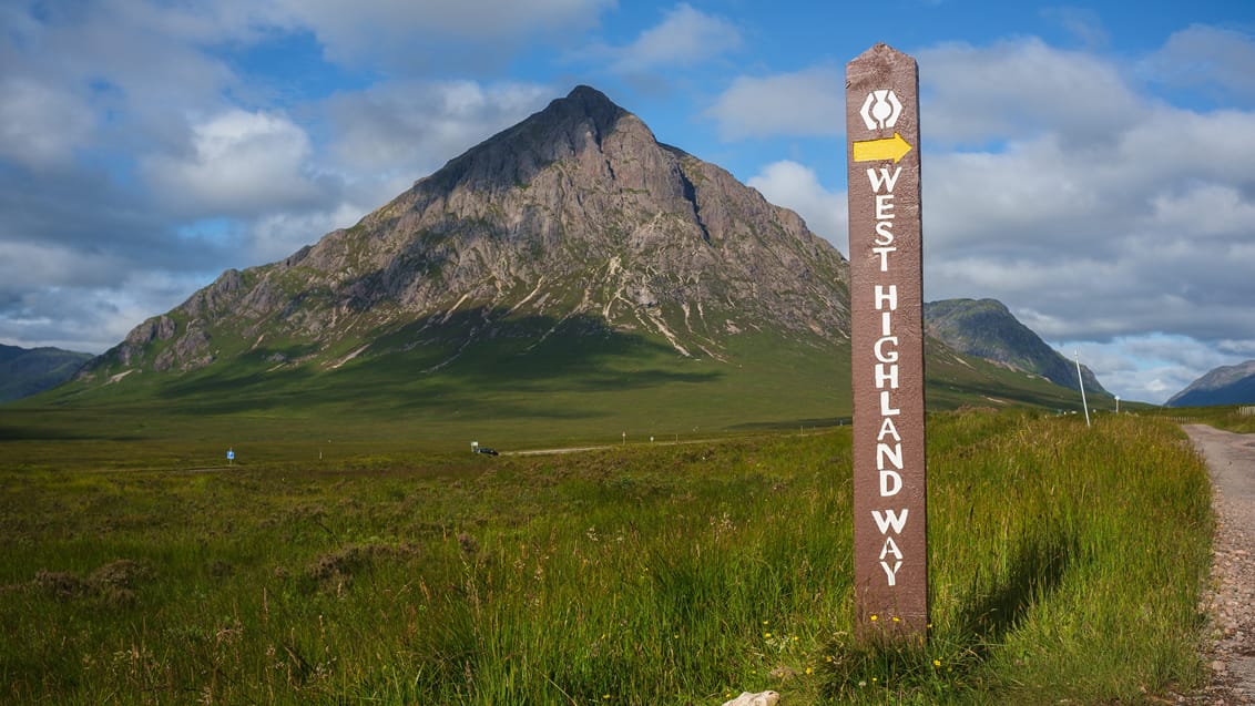 Buachaille Etive Mor og West Highland Way skilt, Skotland