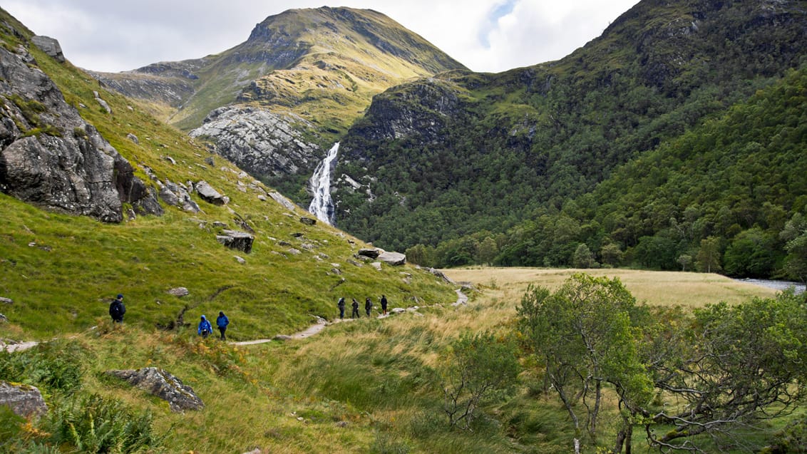 Vandfald og udsigt til Ben Nevis, West Highland Way, Skotland