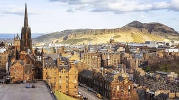 Edinburghs old town med Arthurs seat i baggrunden