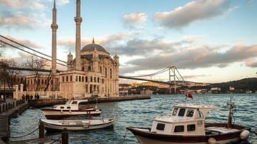 Ortaköy moskeen og bosporusstrædet Istanbul