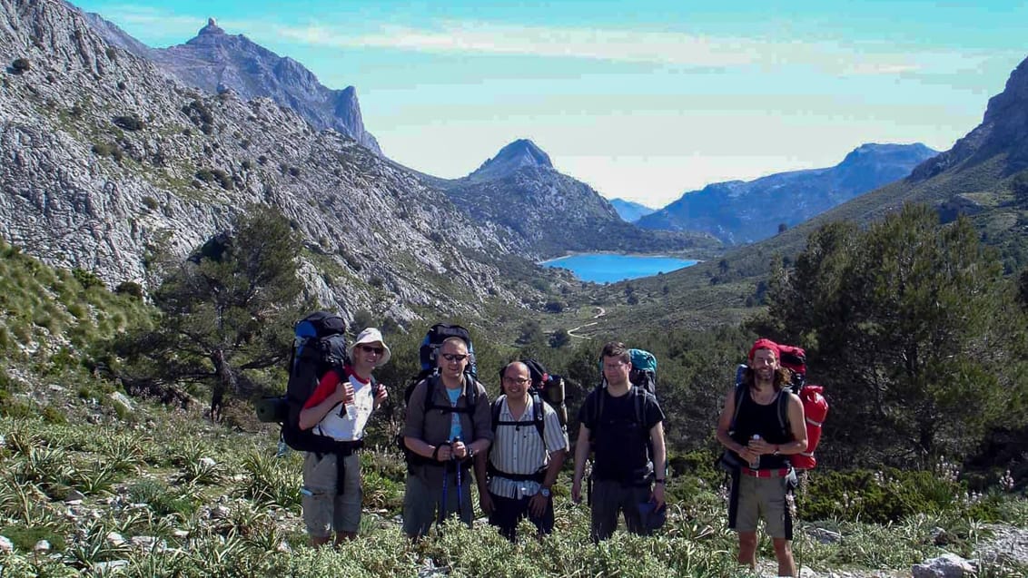 Gruppefoto med udsigt til Cúber vandreservoir, Mallorca