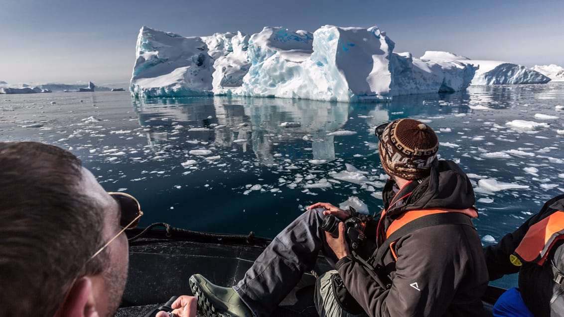 På opdagelse blandt de smukke isbjerge på den antarktiske halvø