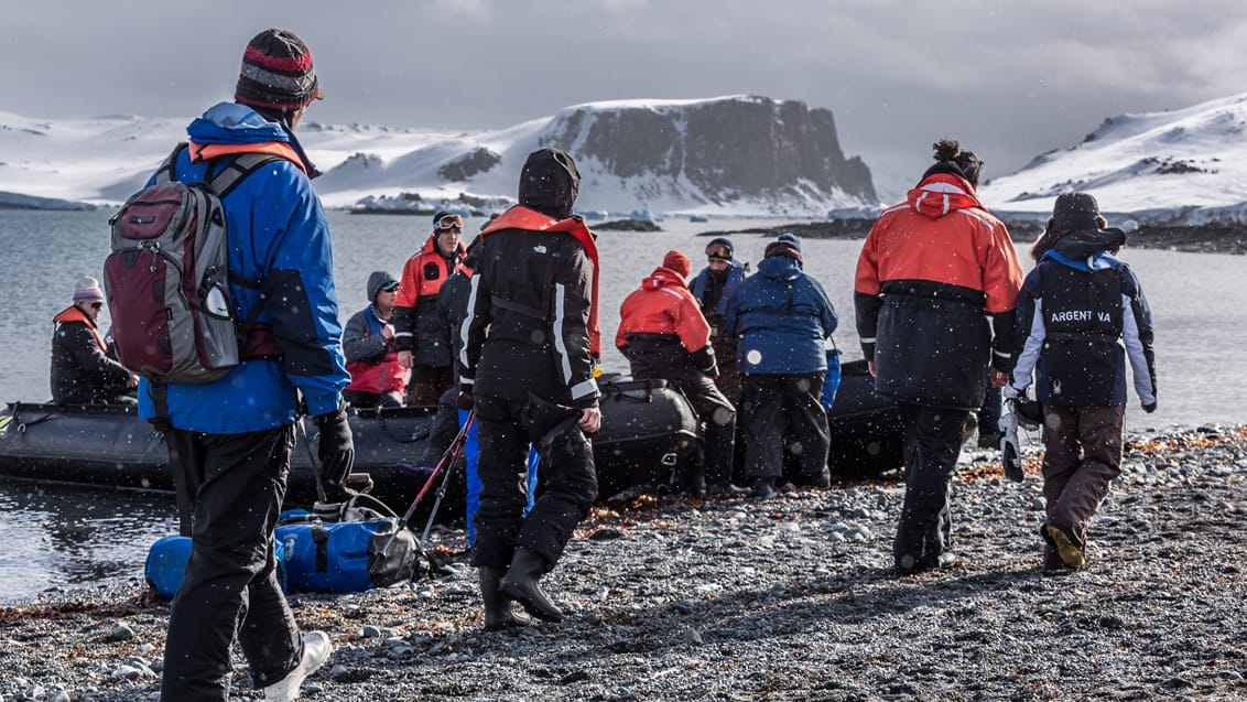 Turen fra skibet og til land foregår i en Zodiac